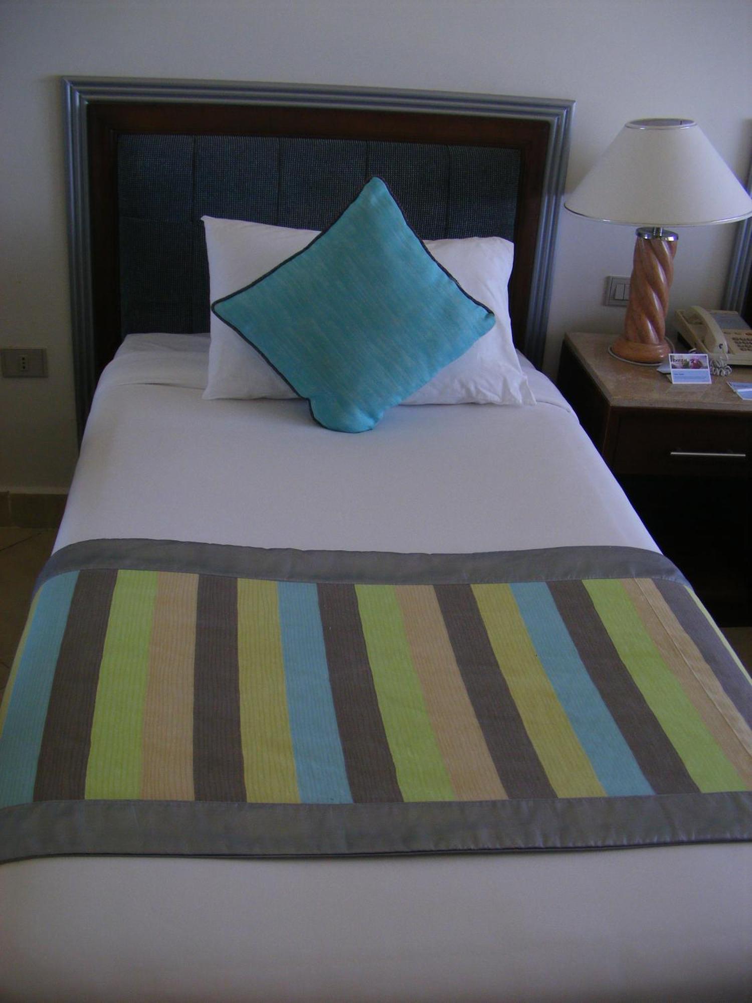 Borg El Arab Beach Resort Exterior foto A bed with a bed runner