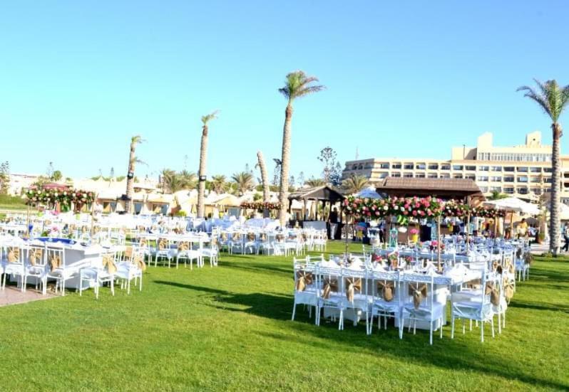 Borg El Arab Beach Resort Exterior foto The lawn at the Hilton Sharm El Sheikh