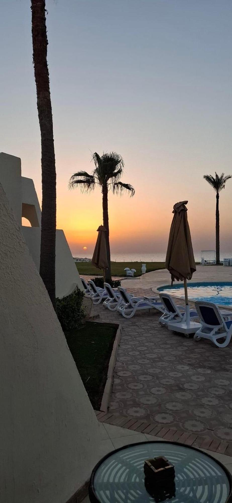 Borg El Arab Beach Resort Exterior foto Sunset at the hotel